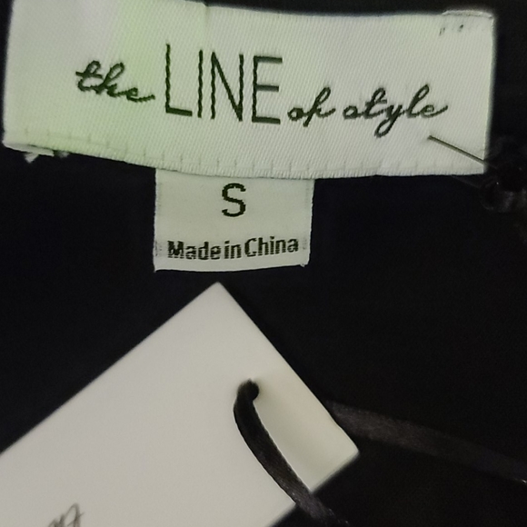 NWT - CROPPED BLIUSE BY THE LINE OF STYLE - Picture 7 of 9